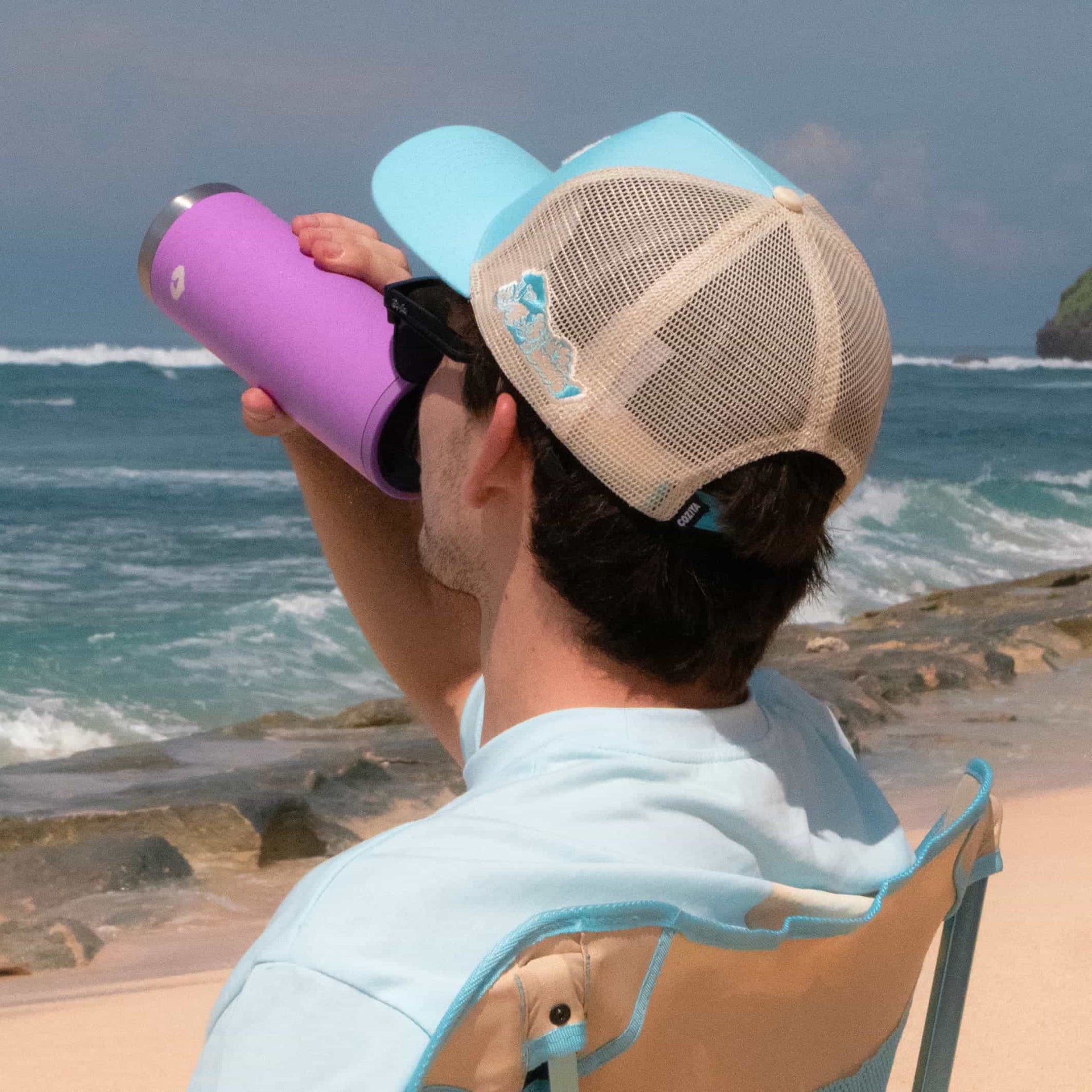 Coziya Hook650 insulated water bottle cold drink at the beach